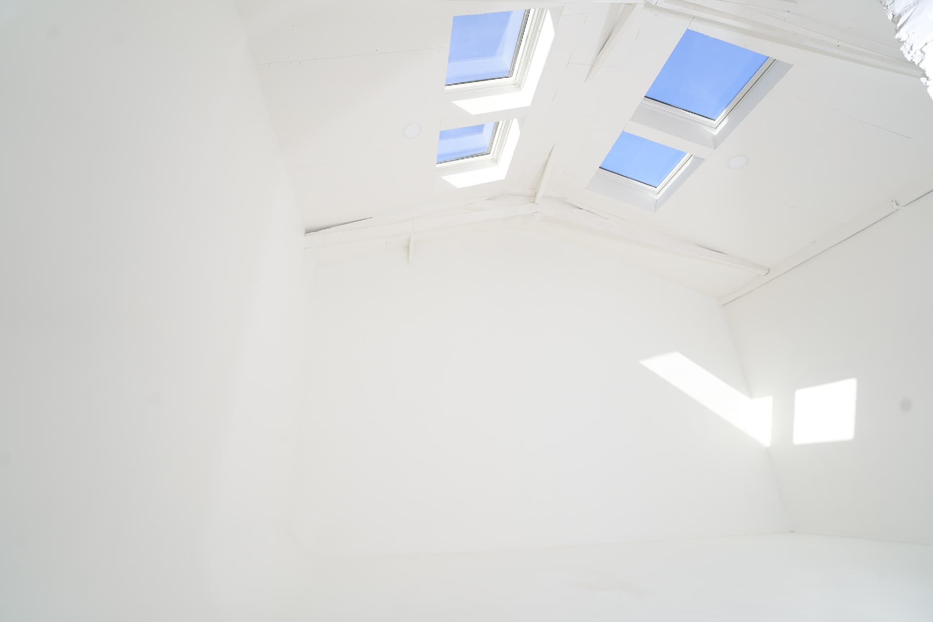 Quatre Velux zénithaux et plafond blanc du studio