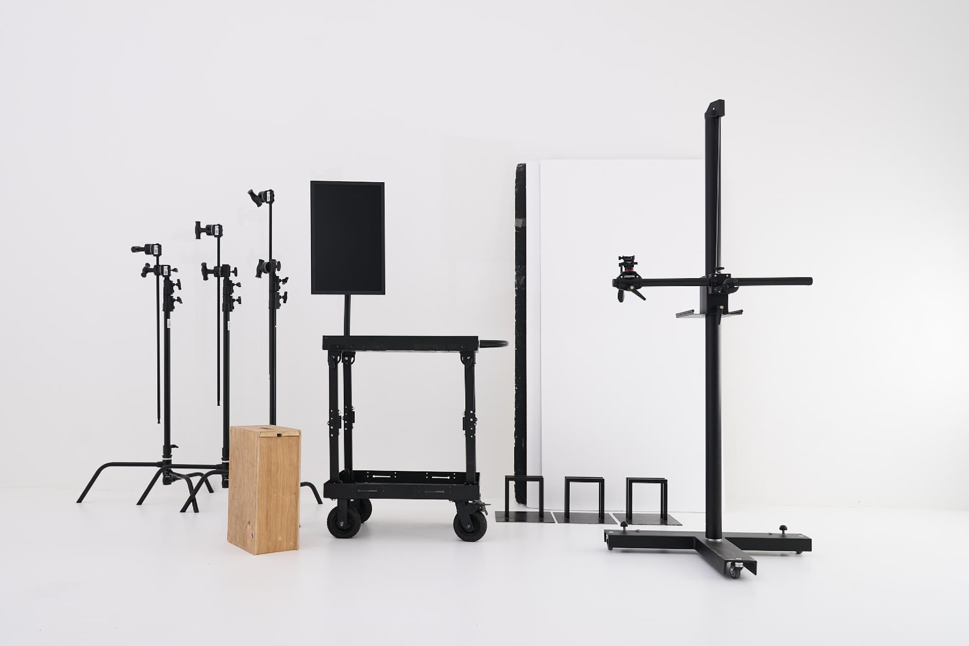 C-stands, roulante avec écran, polyboards et pied colonne du studio LEM