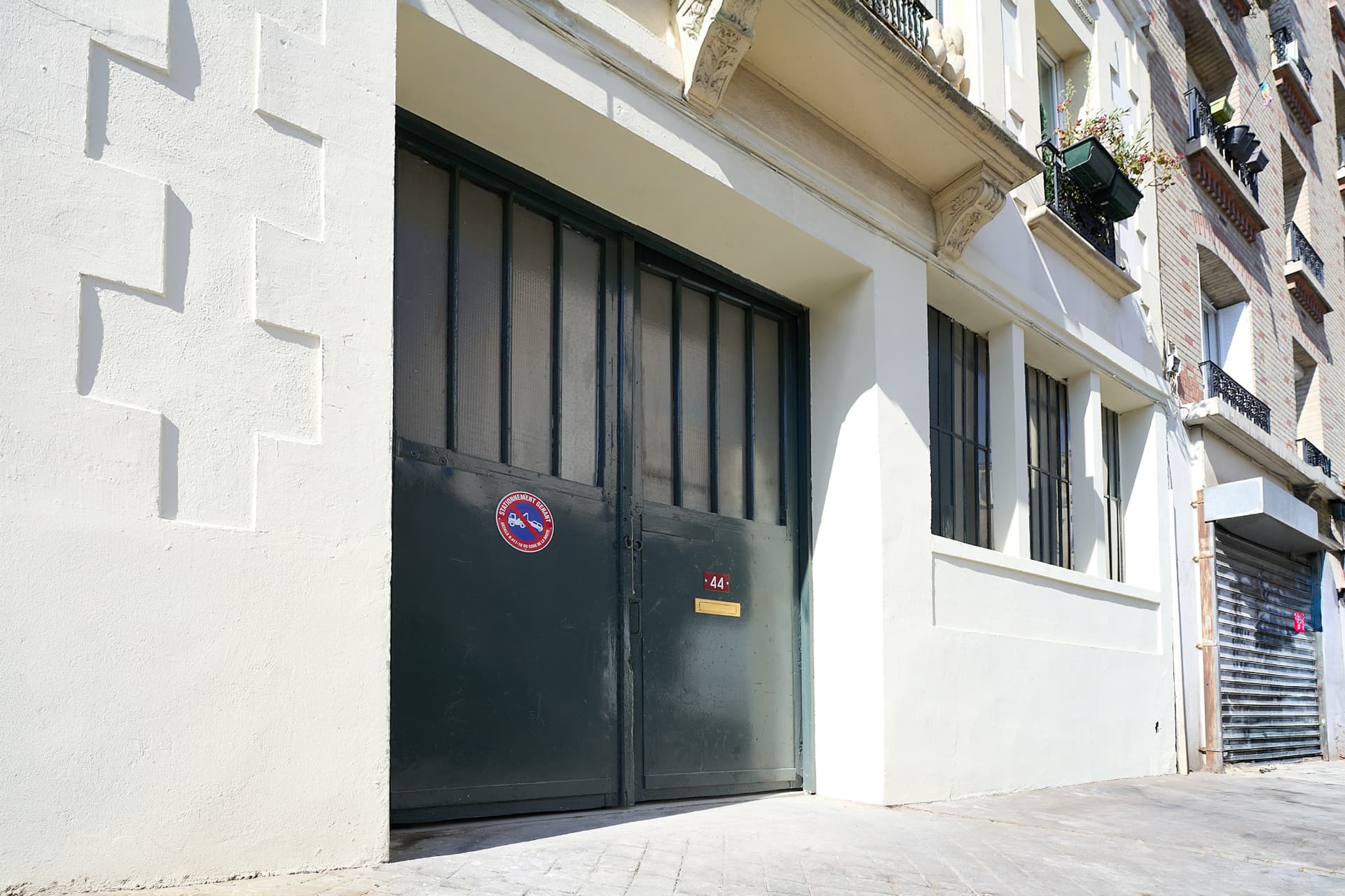 Entrée du studio LEM au 44 rue Anselme, accès direct depuis la rue