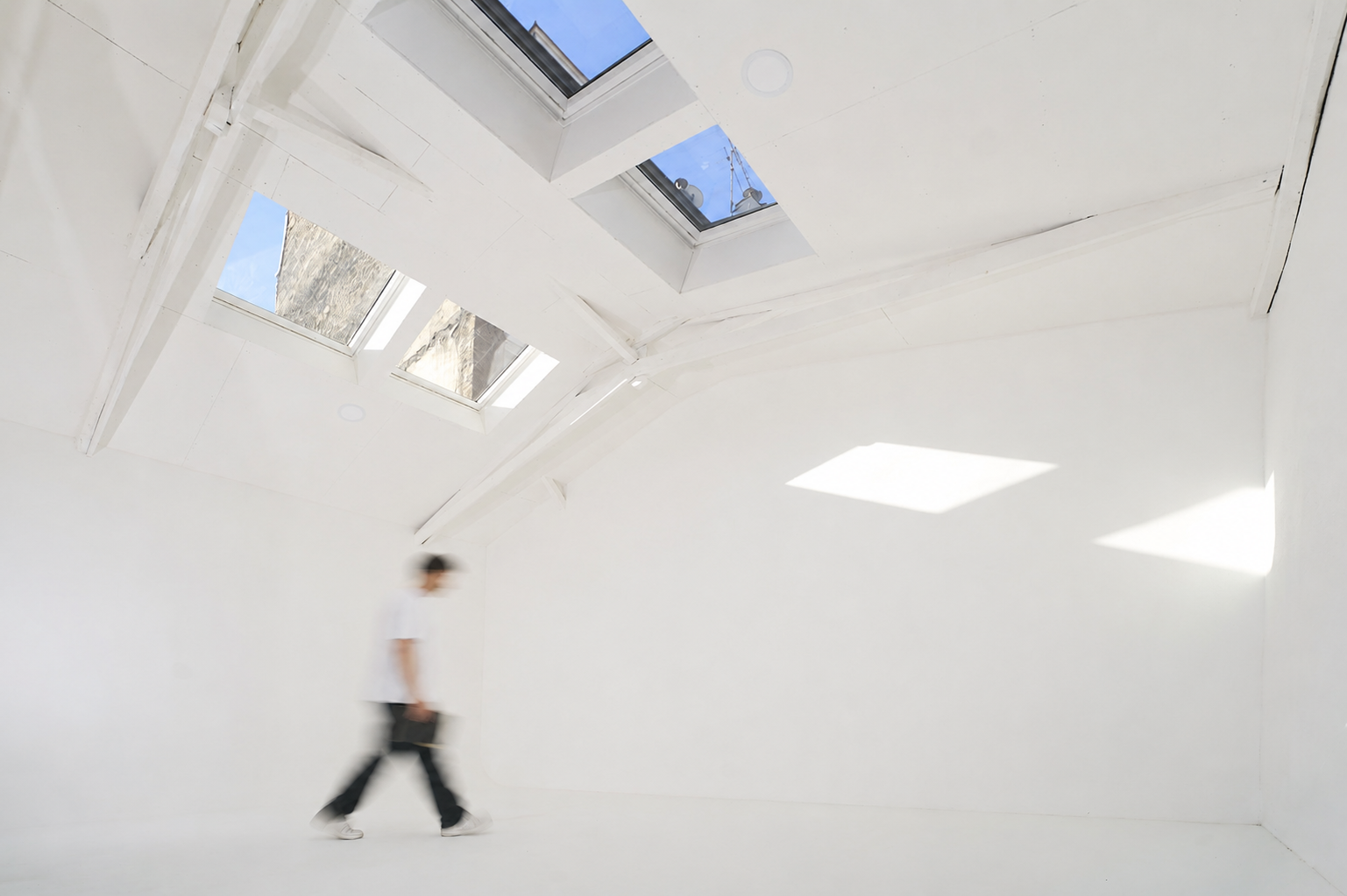 Lumière zénithale traversant les Velux du plateau du studio LEM