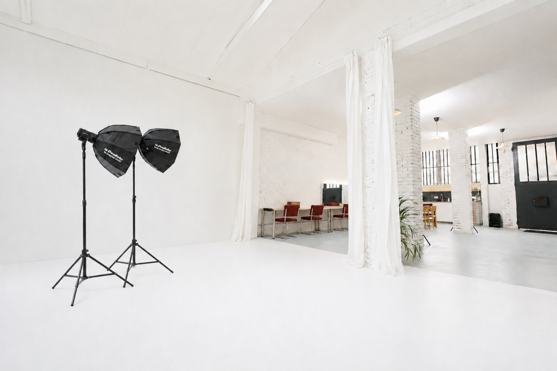 Plateau lumineux du studio LEM, white box avec lumière zénithale et cyclorama blanc