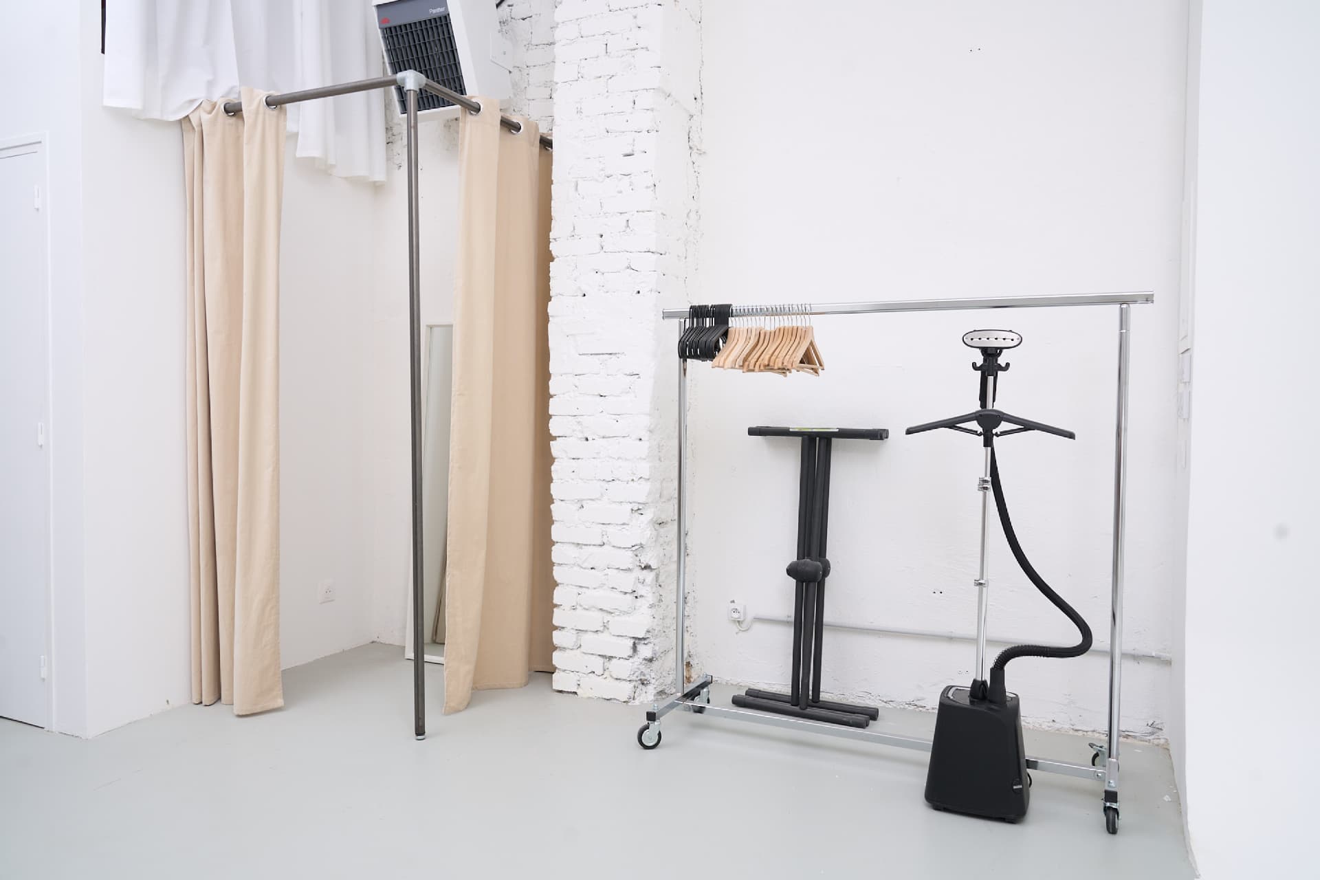 Portants, cintres et steamer dans la loge du studio
